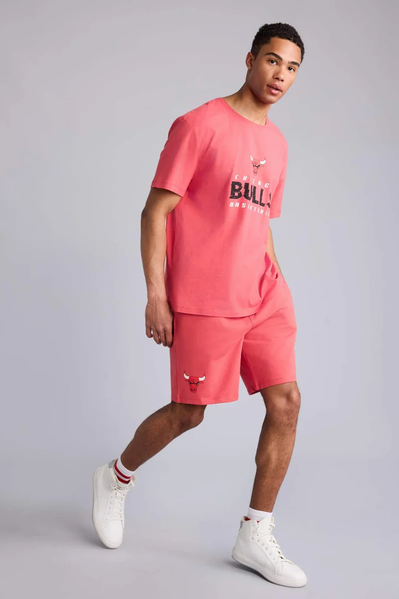 ديفاكتو Chicago Bulls Licensed Standard Fit Crew Neck Short Sleeve T-Shirt