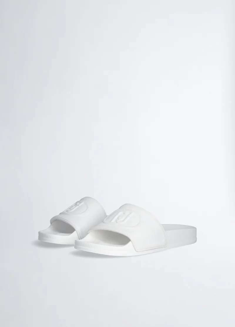 ليو جو صندل أبيض مزين بشعار كبير