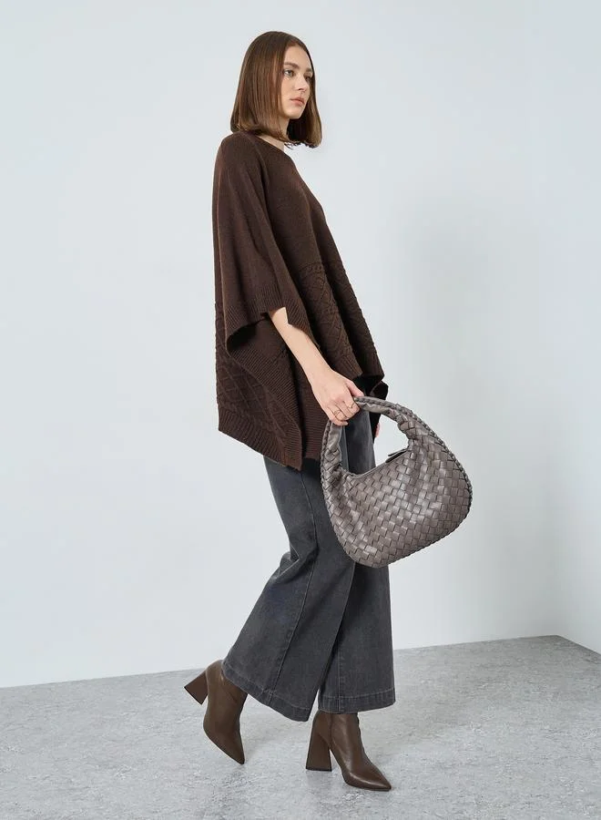 ستايلي سويتر بقصة عادية بتصميم كيب