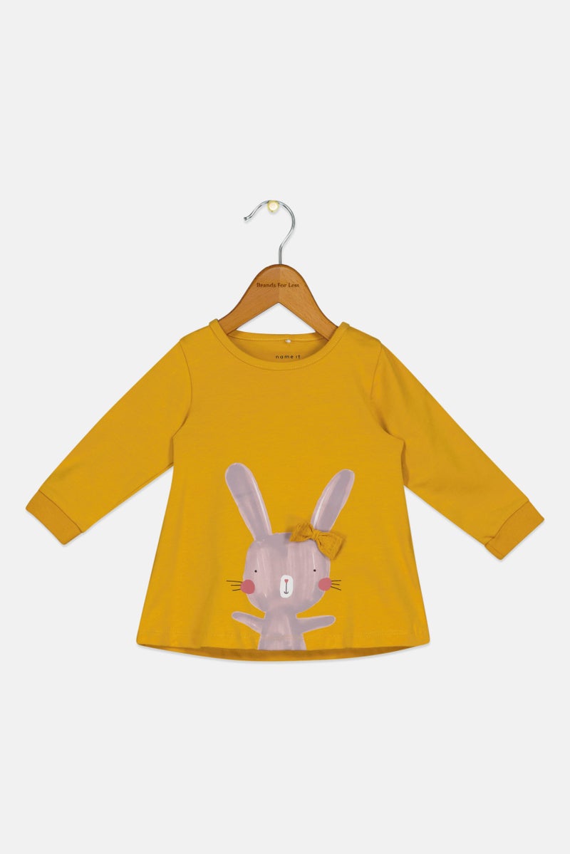 NAME IT تي شيرت طويل الأكمام للبنات الصغيرات بطباعة جرافيك، خردل - Image 1