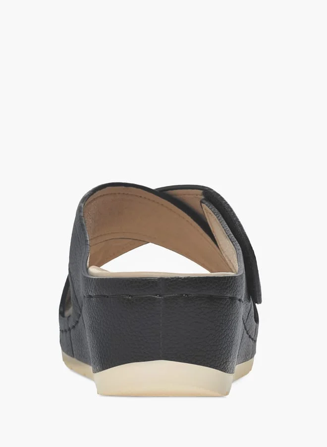 لو كونفورت Women Textured Slip-On Cross Strap Sandals