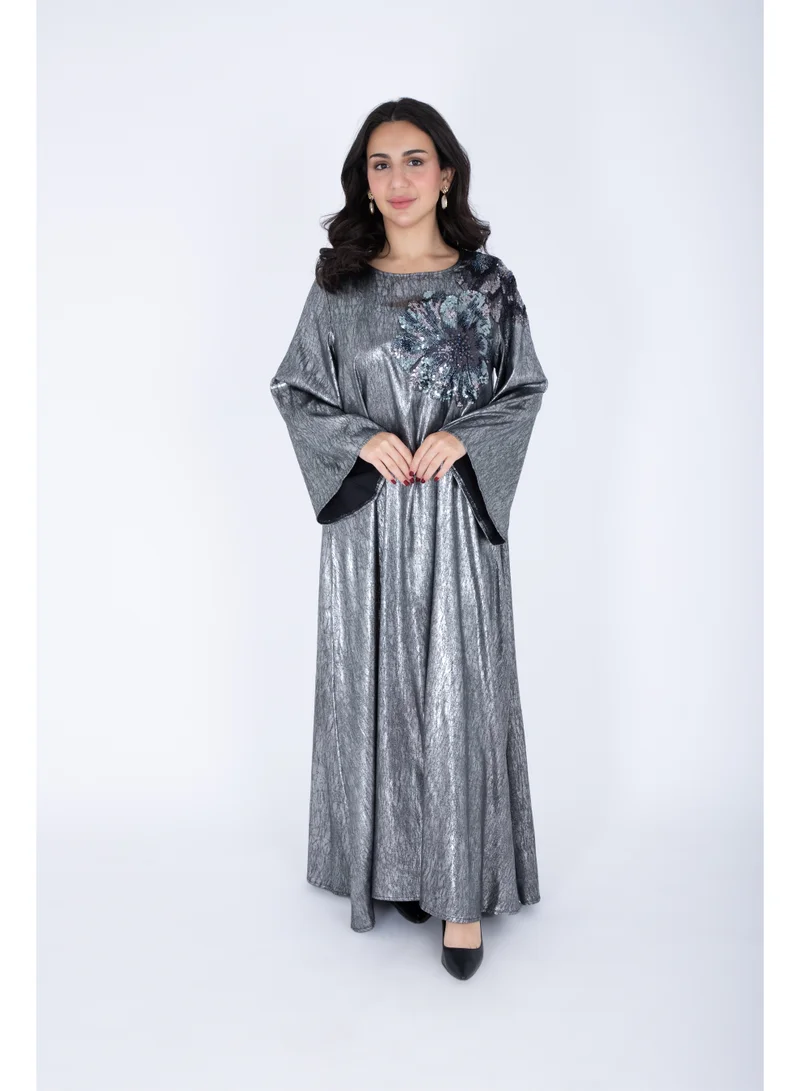 اكسا جلابية من القماش اللامع مزينة بزهرة على الكتف