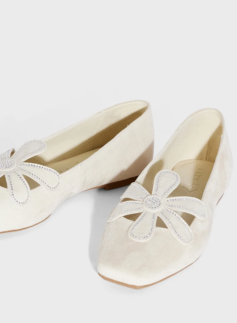 كاتي بيري Close Toe Flower Detail Flat Ballerinas