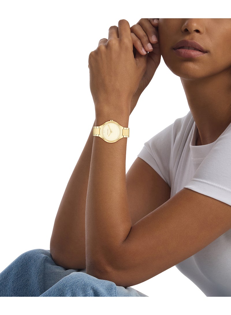 CALVIN KLEIN ساعة كالفن كلاين المستديرة التناظرية للنساء بحافظة ذهبية فاتحة - 25100048 - Image 4