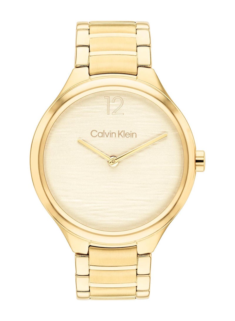 CALVIN KLEIN ساعة كالفن كلاين المستديرة التناظرية للنساء بحافظة ذهبية فاتحة - 25100048 - Image 3