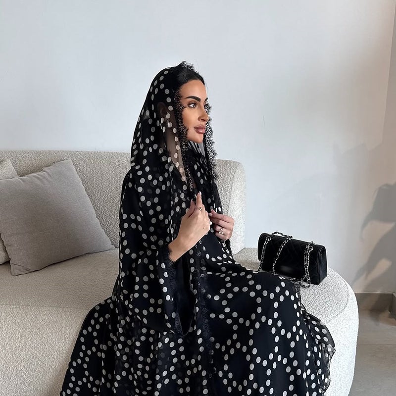 فستان نسائي من الشيفون المنقوش بنقاط البولكا مع دانتيل ووشاح - Image 3