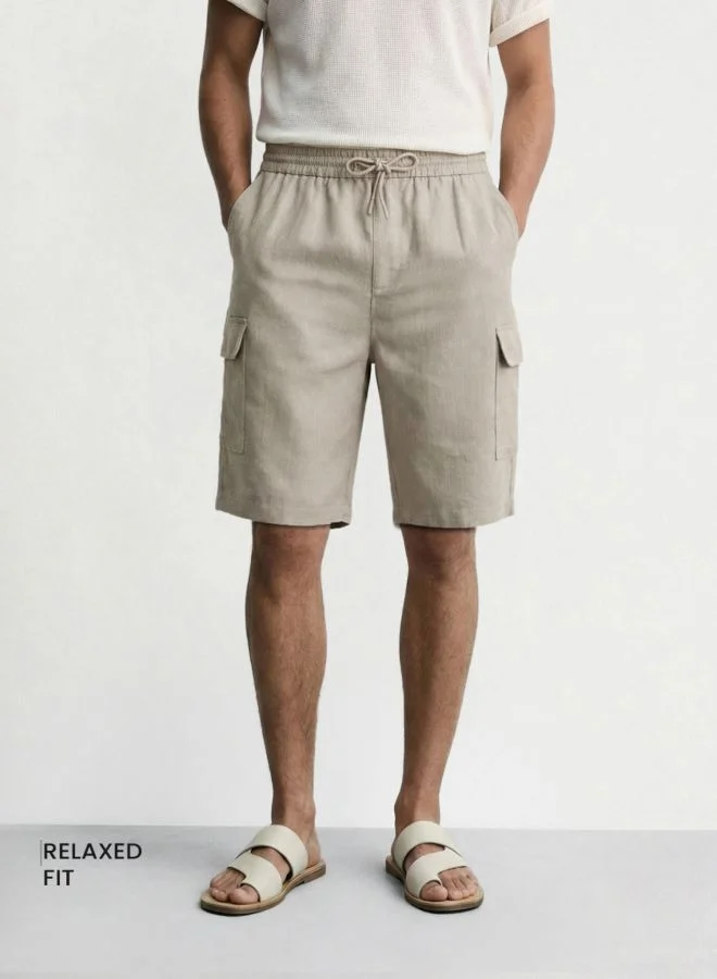 ذا انديان كراج كو Men Relaxed Fit Solid Cargo Pocket Mid-Rise Cargo Shorts