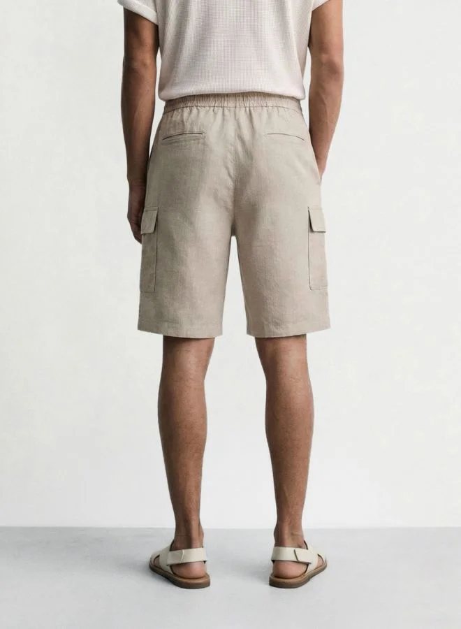 ذا انديان كراج كو Men Relaxed Fit Solid Cargo Pocket Mid-Rise Cargo Shorts