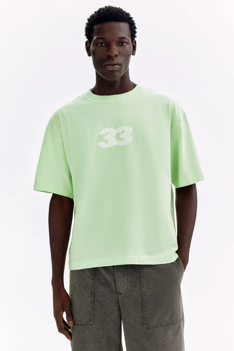 اتش اند ام تي-شيرت بقصة فضفاضة بطبعة مميزة