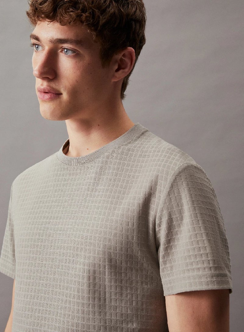 كالفن كلاين تيشرت من قماش جاكار بتصميم شبكي - Image 3