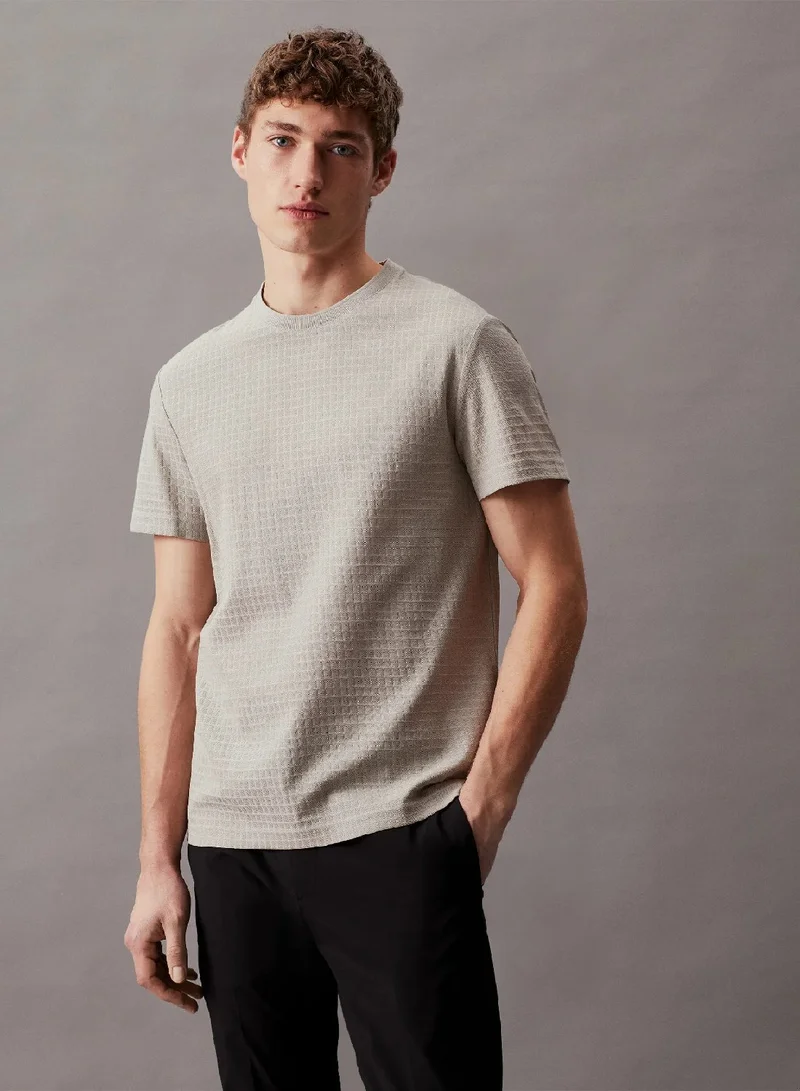 كالفن كلاين تيشرت من قماش جاكار بتصميم شبكي