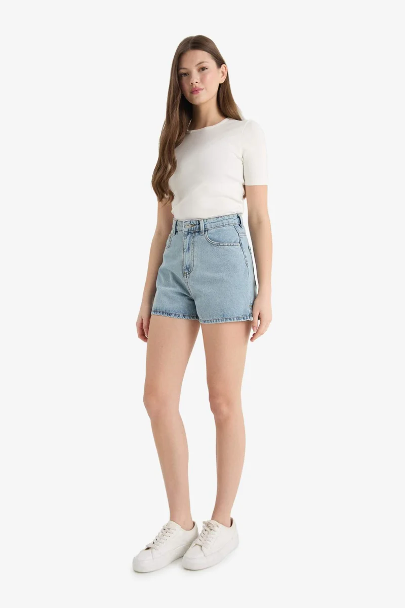 ديفاكتو Mom Fit High Waist Crop Fit Denim Shorts