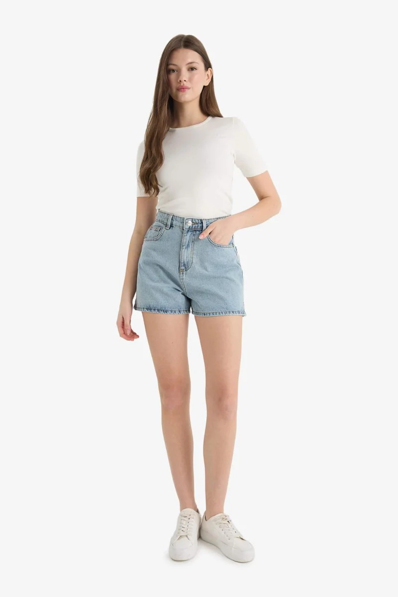 ديفاكتو Mom Fit High Waist Crop Fit Denim Shorts