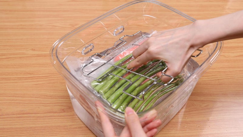 EVERIE Versatile 12-Quart Sous Vide Container with Built-in Rack and Collapsible Silicone Lid and Container Sleeve Compatible with All Sous Vide Cookers, KIT-1202-TYGJ - Image 3