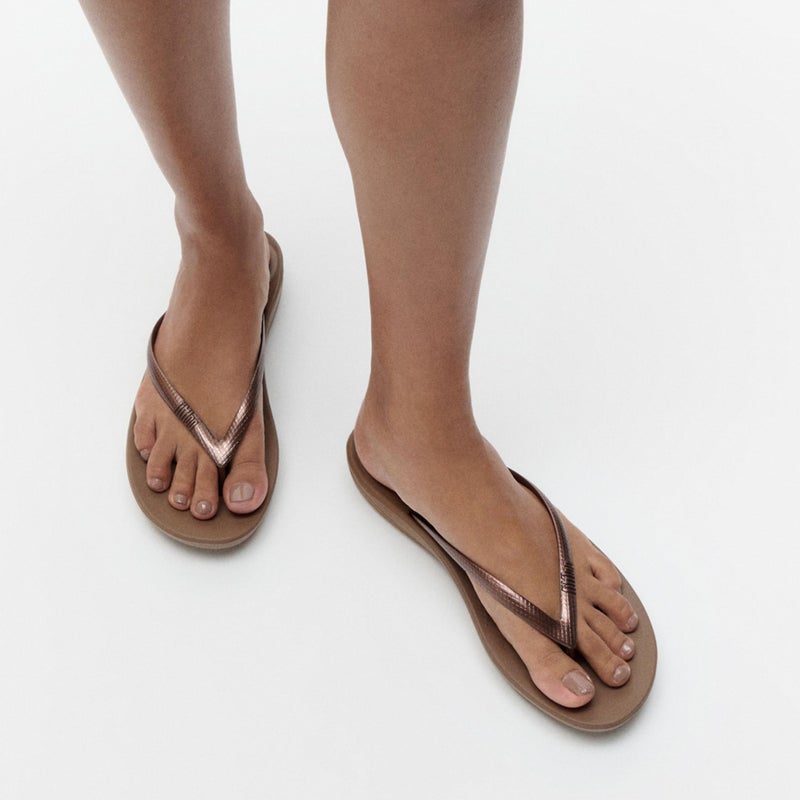 FitFlop Women's iQushion Rubber Flip-Flips with Contoured Footbed for Walking, Lightweight Ergonomic Flip Flop Sandals with Arch Support and Foot Impact Pillows, Bronze, 9 US Women - Image 5