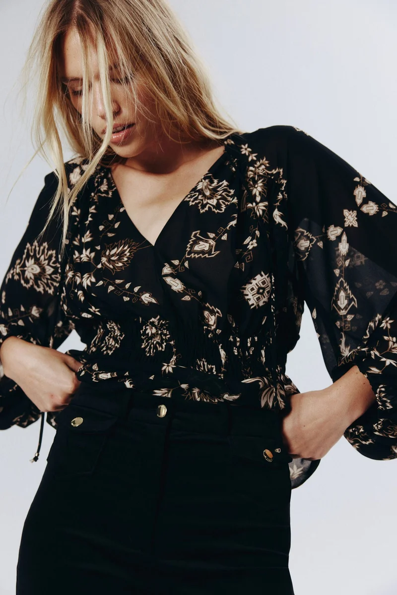 اتش اند ام بنطلون مخملي بحافة ساق واسعة