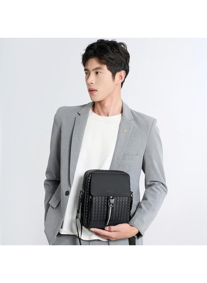 رحالة RAL9286-2 حقيبة كتف رجالية أنيقة وعصرية تجمع بين الأناقة والعملية والمتانة. مصممة للرجل العصري كثير الحركة، تتميز بلوحة منسوجة أو مربعة مميزة على الغطاء الأمامي، مما يضفي لمسة راقية وفاخرة على تصميم حقيبة الماسنجر الكلاسيكية. يضمن لونها الأسود متعدد الاستخدامات أن تتناسب مع أي إطلالة، سواءً كانت كاجوال أو رسمية أو أنيقة. - Image 4