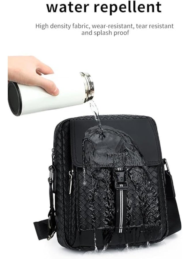 رحالة RAL9286-2 حقيبة كتف رجالية أنيقة وعصرية تجمع بين الأناقة والعملية والمتانة. مصممة للرجل العصري كثير الحركة، تتميز بلوحة منسوجة أو مربعة مميزة على الغطاء الأمامي، مما يضفي لمسة راقية وفاخرة على تصميم حقيبة الماسنجر الكلاسيكية. يضمن لونها الأسود متعدد الاستخدامات أن تتناسب مع أي إطلالة، سواءً كانت كاجوال أو رسمية أو أنيقة. - Image 3