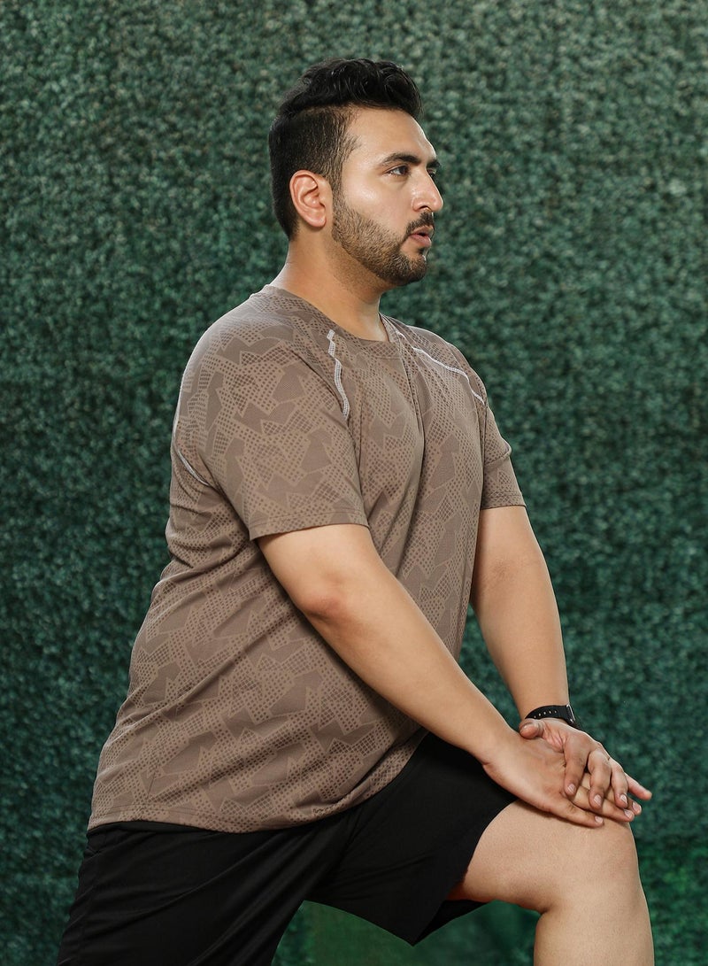 انستافاب بلس تيشيرت رجالي بلس سايز بطبعة تجريدية بنية للملابس الكاجوال - Image 1