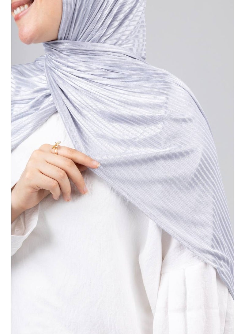 Le Voile Elegant Pleated Satin Hijab – Metallic Silver / Light Gray - Image 2