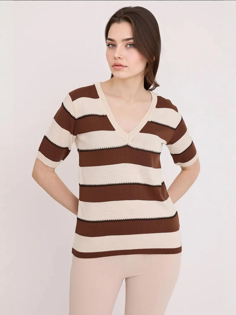 بيغ دارت بلوزة ضيقة بياقة على شكل حرف  مخططة من