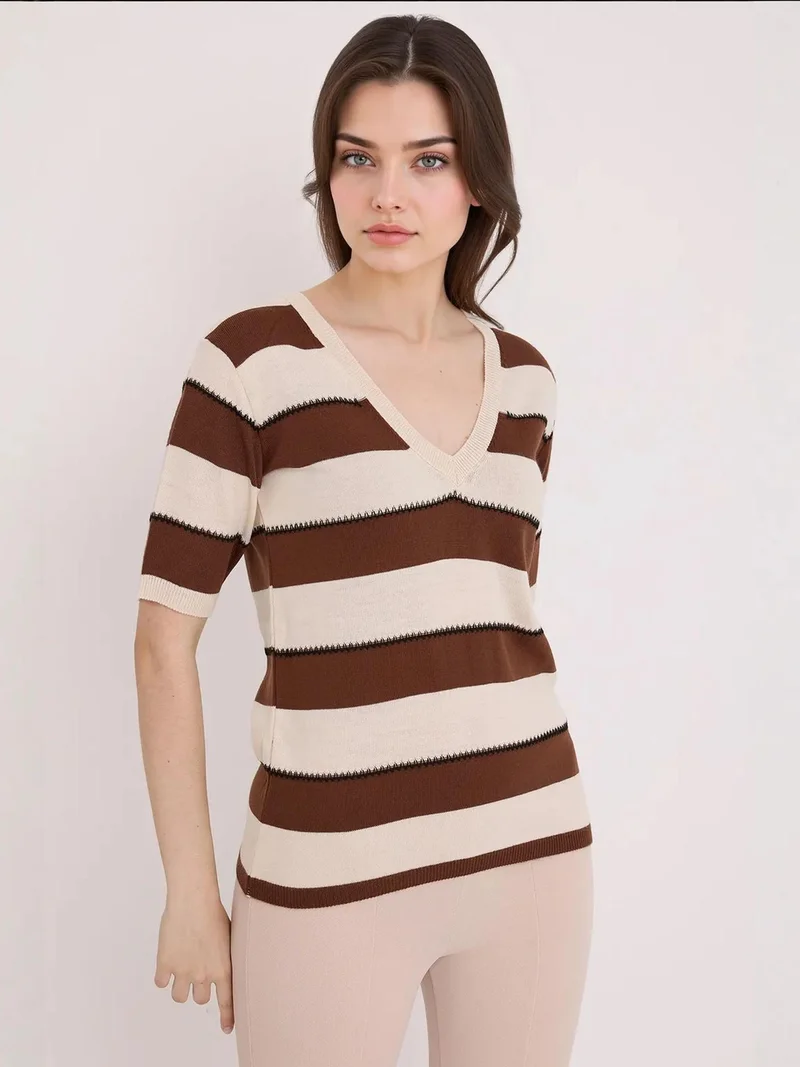 بيغ دارت بلوزة ضيقة بياقة على شكل حرف  مخططة من