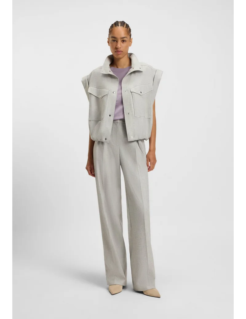 بوس تيشيرت قطني بقصة ضيقة وشعار بلون متناسق