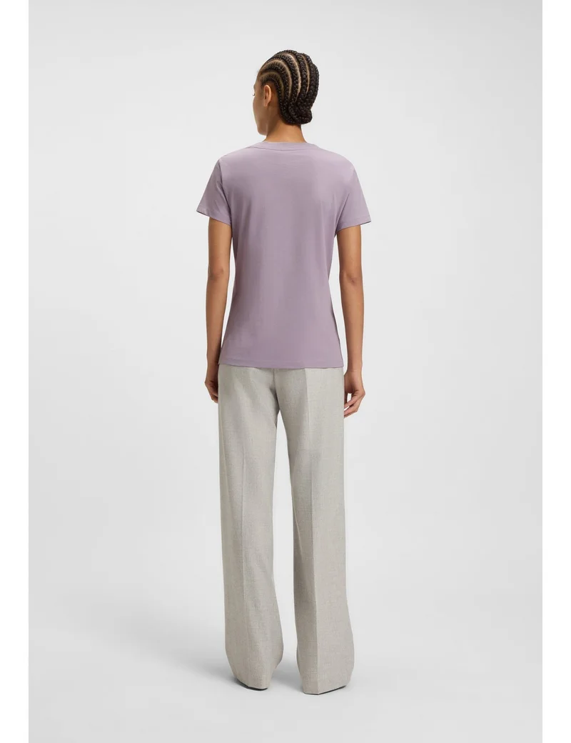 بوس تيشيرت قطني بقصة ضيقة وشعار بلون متناسق