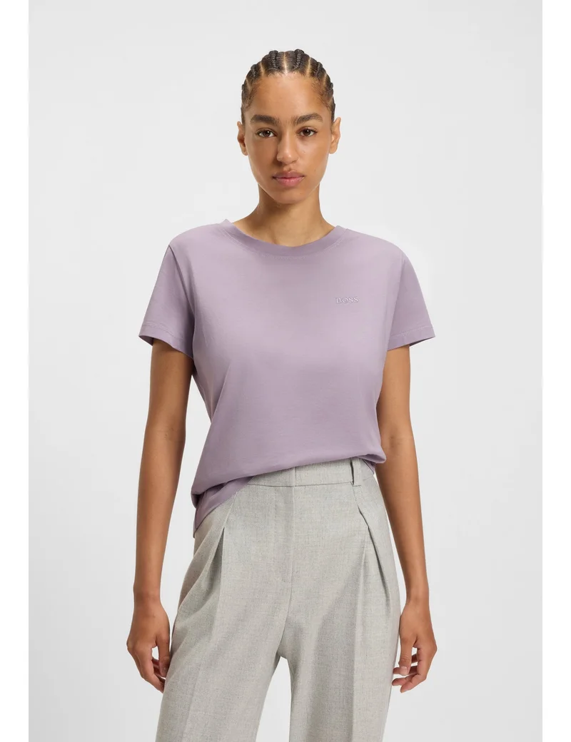 بوس تيشيرت قطني بقصة ضيقة وشعار بلون متناسق