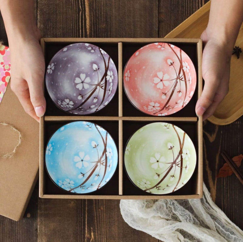 مجموعة 4 أطباق أرز سيراميكية على الطراز الياباني بتصاميم وألوان متنوعة مع زهور فوم تحت الطلاء، أدوات مائدة مثالية للحلويات والوجبات الخفيفة والحبوب والشوربة في علبة هدايا