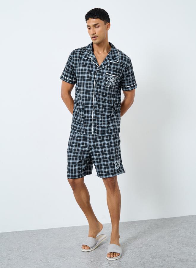 ستايلي طقم من شورت بيجاما وقميص بتفاصيل مُطرزة - Image 3