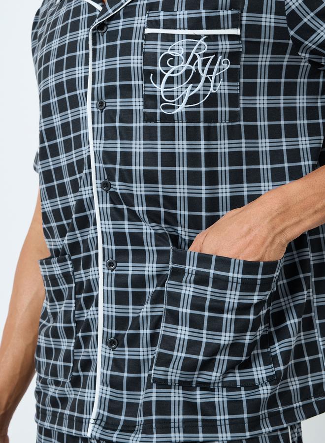 ستايلي طقم من شورت بيجاما وقميص بتفاصيل مُطرزة - Image 4