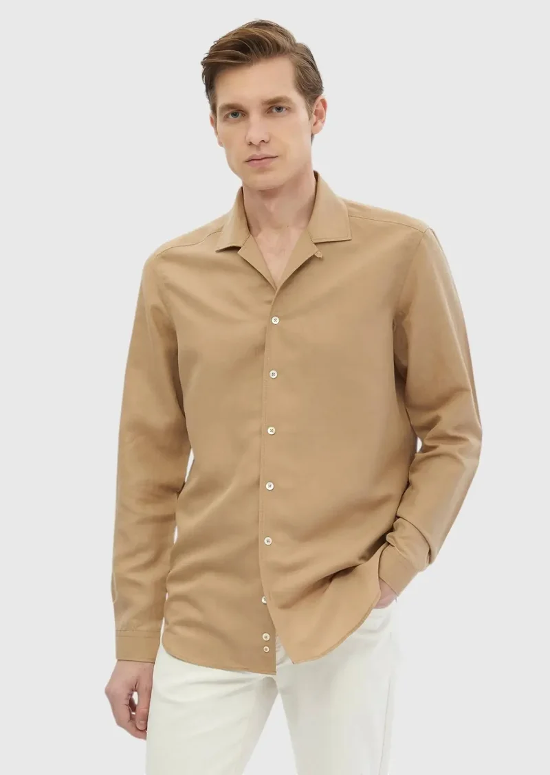 رامسي قميص كتان سادة بلون بيج، بقصة عادية، مصنوع من مزيج الكتان.