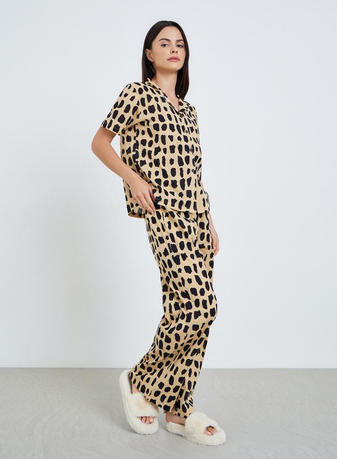 ستايلي طقم بيجاما من قميص قطن وبنطال واسع بطبعة أحادية - Image 2