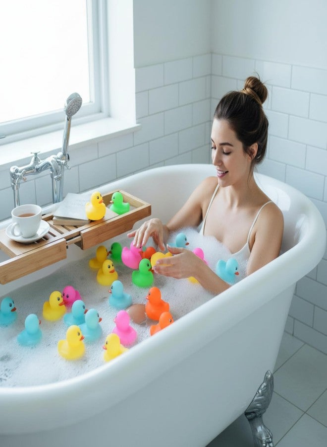 مجموعة MiniInflat من 50 قطعة من البط المطاطي متعدد الألوان المقاوم للماء بدون ثقوب، مقاس 2.2 بوصة، مع سدادة محكمة الإغلاق، مثالية لتزيين أحواض الاستحمام، وحفلات أعياد الميلاد، وحفلات السباحة. هدية رائعة لحمامات السباحة. - Image 4