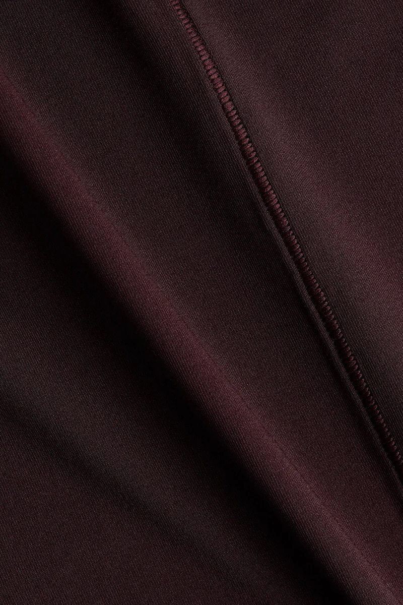 اتش اند ام بلوزة رياضية من نسيج دراي موف