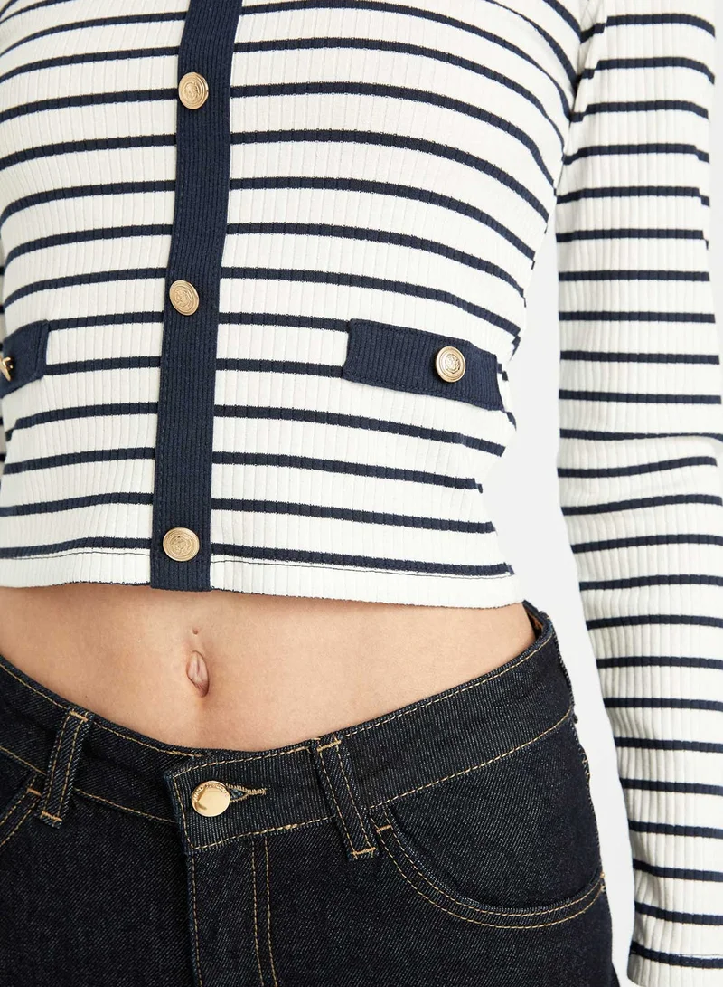 ديفاكتو تيشيرت بأزرار مخطط بقصة ضيقة وأكمام طويلة مضلعة