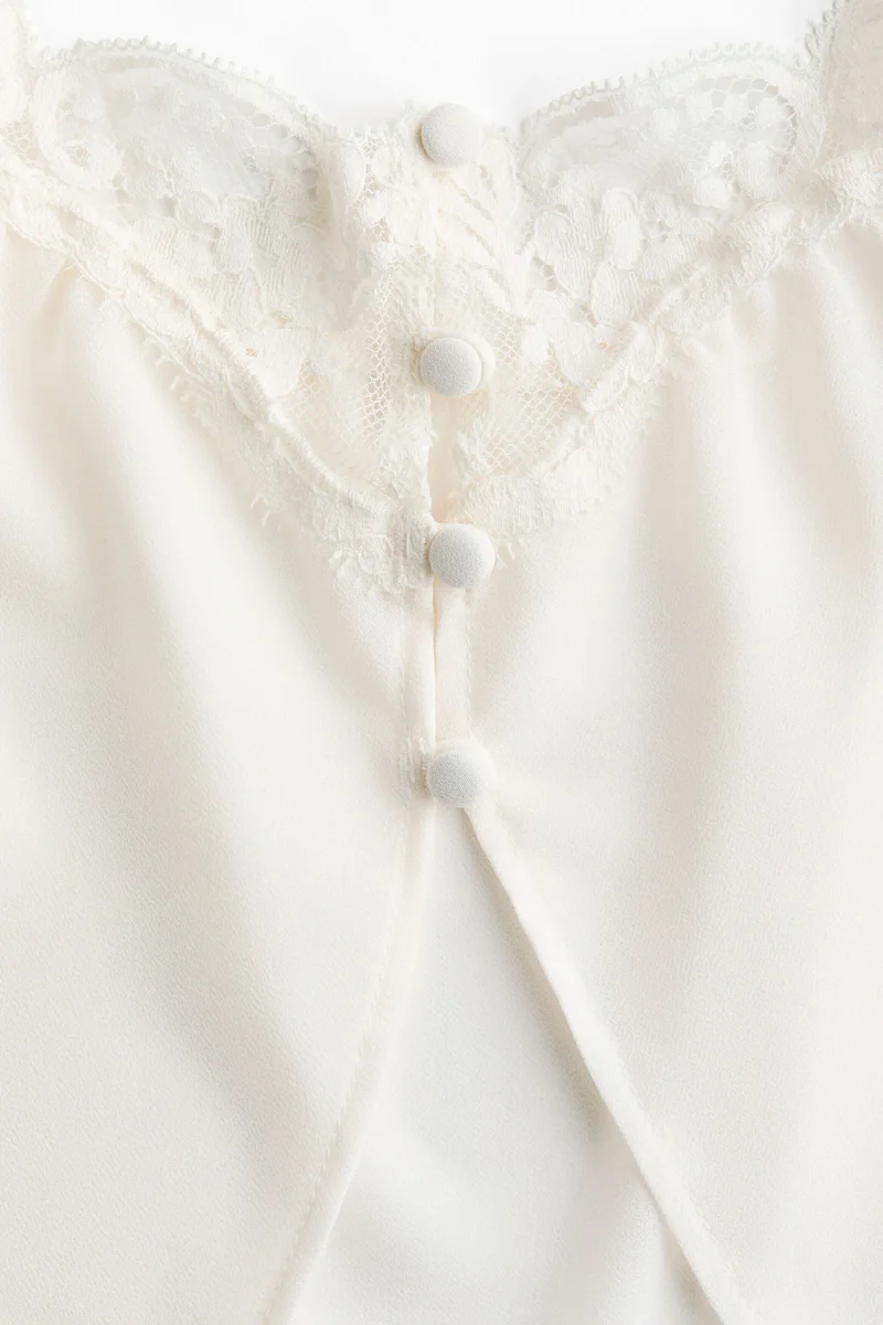 اتش اند ام بلوزة بحمالات كتف رفيعة وحواف دانتيل