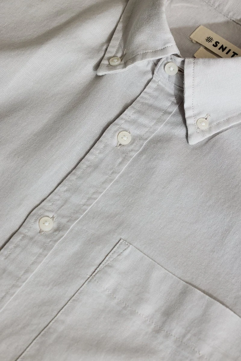 سنيتش قميص بقصة ضيقة من مزيج الكتان باللون الرمادي الفاتح