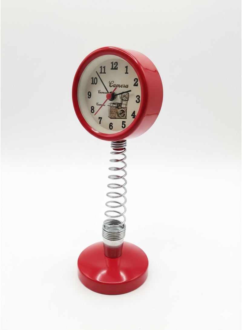 منبه طاولة بتصميم كاميرا كلاسيكية وزنبرك هزاز - أحمر - Image 1