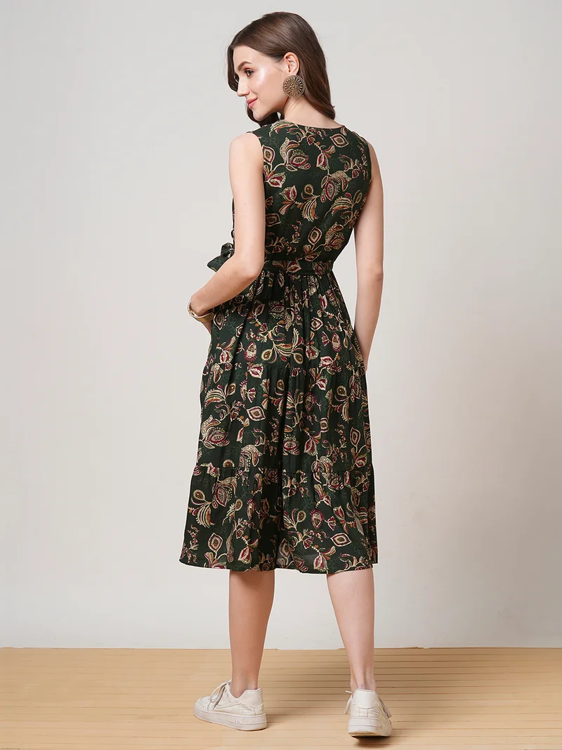 جلو باص فستان نسائي ميدي بياقة على شكل حرف  وطبعات زهور متدرجة مع حزام