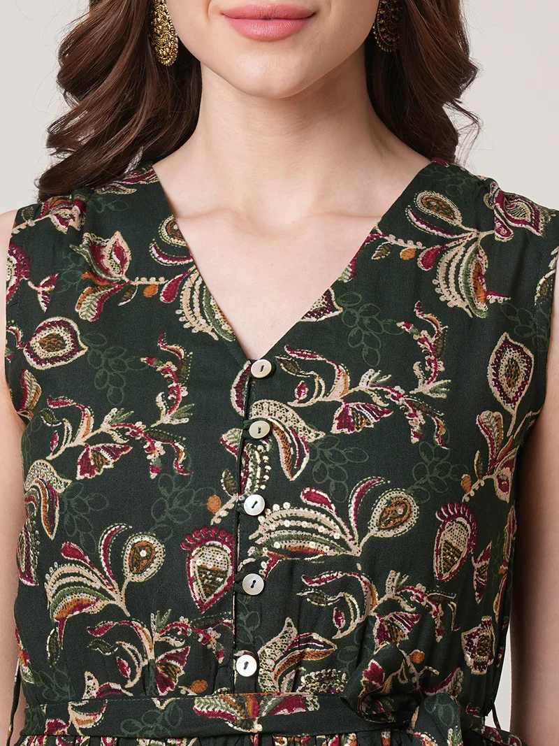 جلو باص فستان نسائي ميدي بياقة على شكل حرف  وطبعات زهور متدرجة مع حزام