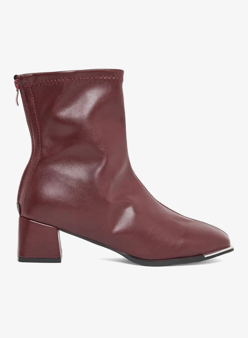 تايك تو حذاء بوت خمري بمقدمة مدببة