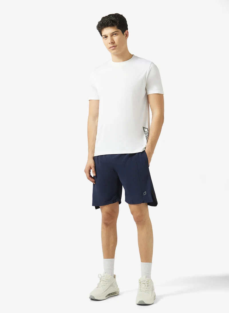 فورورد فتحة جانبية عميقة على شكل حرف  وخياطة جانبية