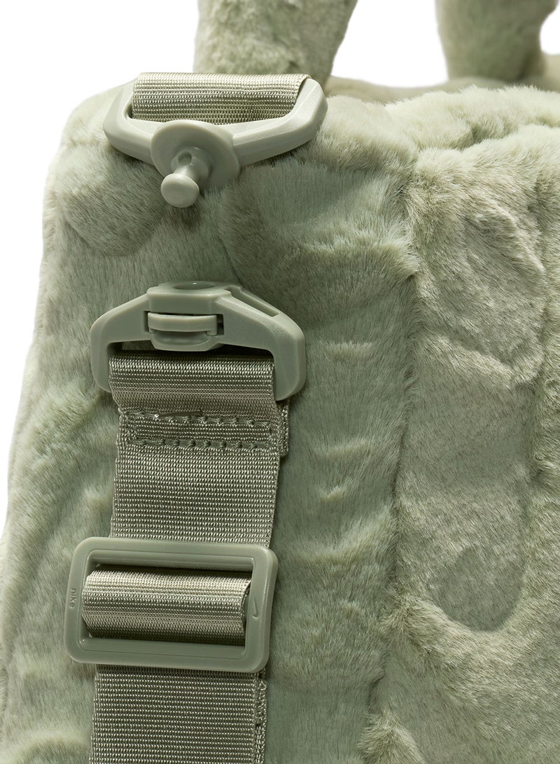 Nike حقيبة نايك سبورتسوير من الفرو الصناعي - Image 4