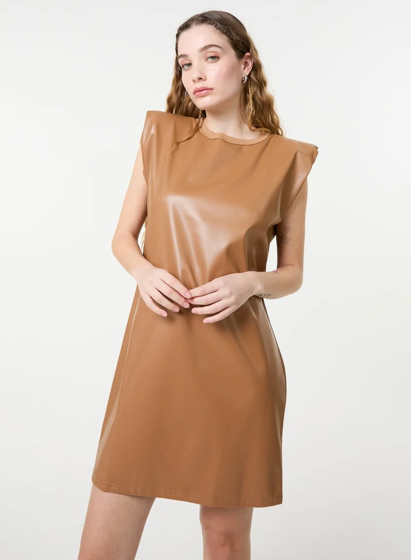 بينك فانيلا فستان بكتف مبطن بلمعة جلدية