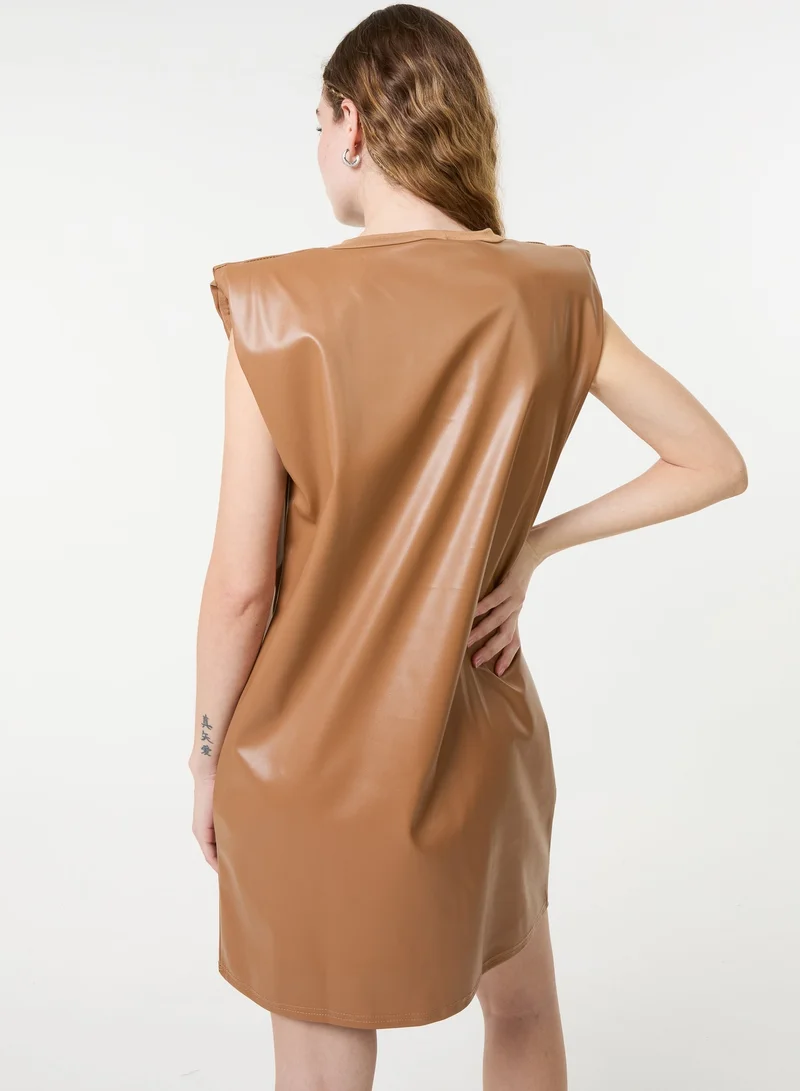 بينك فانيلا فستان بكتف مبطن بلمعة جلدية