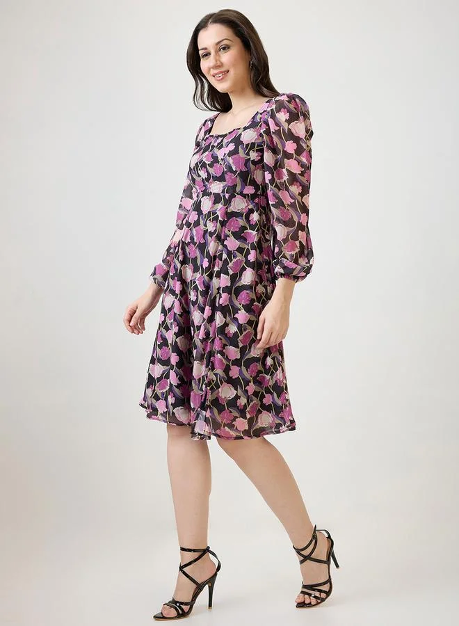 جلو باص فستان ميدي بطبعة زهور وياقة مربعة