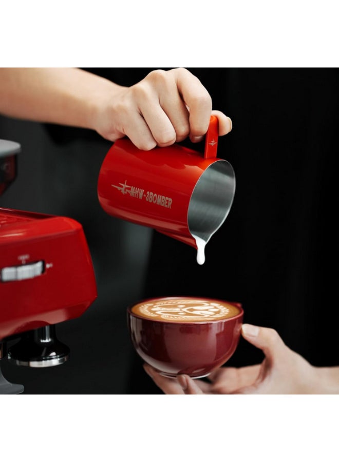ام اتش دابيلو - ثري بومبار MHW-3BOMBER إبريق رغوة الحليب 16.9 أونصة/500 مل، إبريق لاتيه آرت، إبريق تبخير الإسبريسو مع فوهة دائرية، أحمر P6741R - Image 2