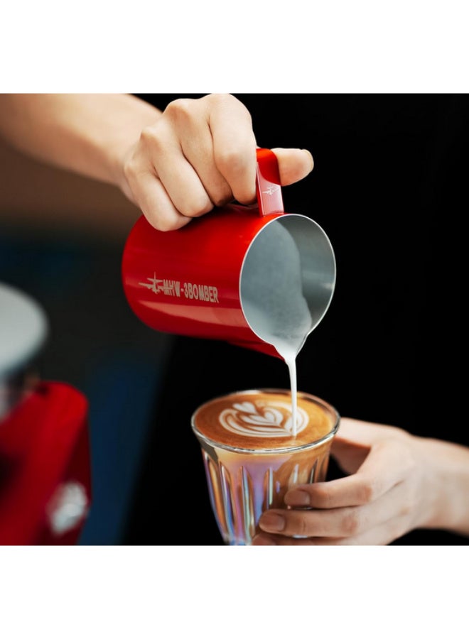 ام اتش دابيلو - ثري بومبار MHW-3BOMBER إبريق رغوة الحليب 16.9 أونصة/500 مل، إبريق لاتيه آرت، إبريق تبخير الإسبريسو مع فوهة دائرية، أحمر P6741R - Image 3
